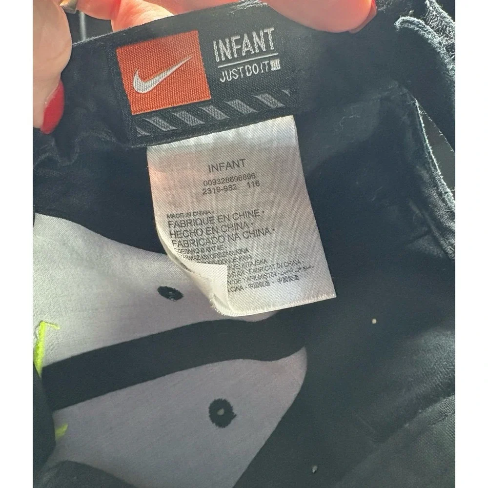 Infant boys Just Do It NIKE hat with Velcro back. EUC.